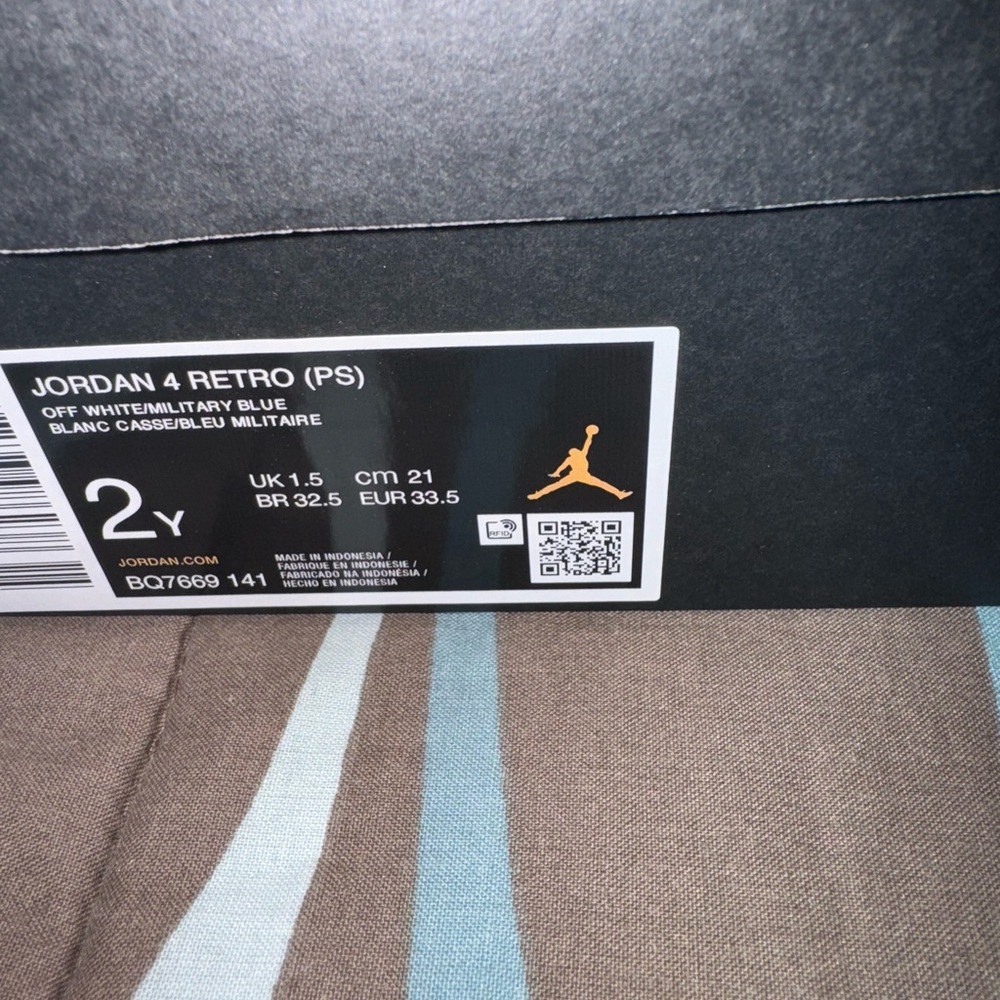 Never worn. Blue/white Jordan 4 size 2